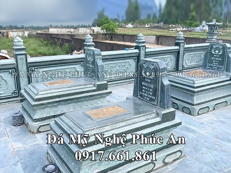 Mộ đá xanh rêu đẹp tại khu Lăng Mộ Gia tộc.jpg Mộ đá xanh rêu đẹp tại khu Lăng Mộ Gia tộc.jpg